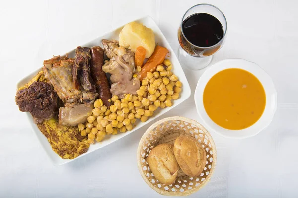 Cocido a Spanish stew with assortment of meat and chikpeas — Stock Image Cocido a Spanish stew with assortment of meat and chikpeas Stock Picture