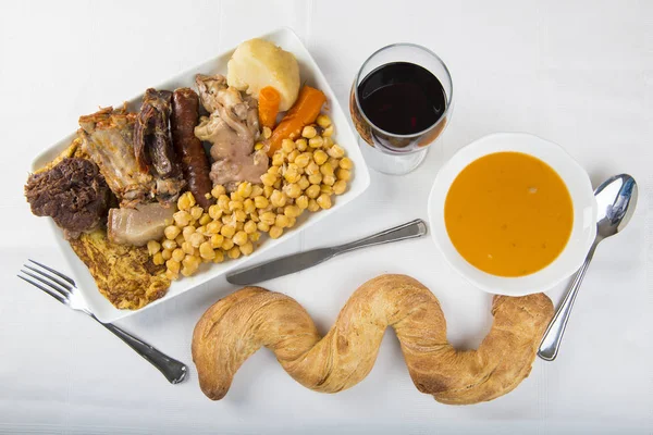 Cocido a Spanish stew with assortment of meat and chikpeas — Stock Image Cocido a Spanish stew with assortment of meat and chikpeas Royalty Free Stock Photos