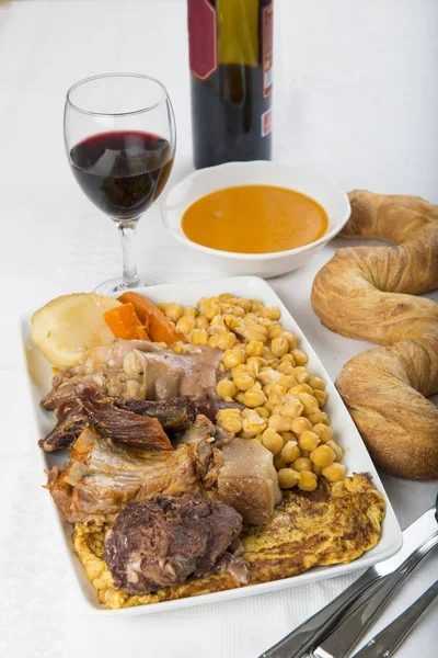 Cocido a Spanish stew with assortment of meat and chikpeas — Stock Image Cocido a Spanish stew with assortment of meat and chikpeas Royalty Free Stock Images