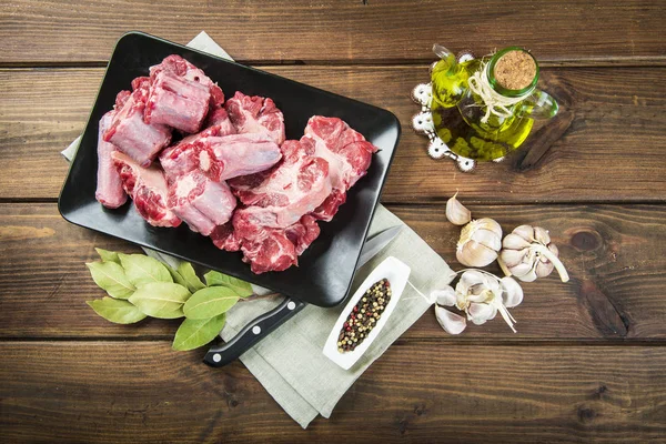 Oxtail y con aceite de oliva e ingredientes para cocinarlo — Foto de Stock