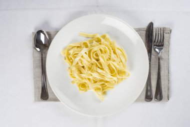 Erişte ve başka bir şey yok