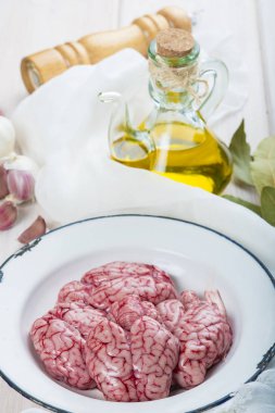 Kuzu beyni ve onları yemek pişirmek için malzemeler