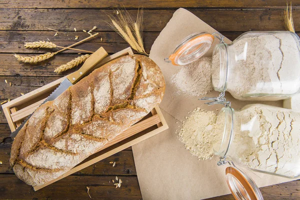 Hem gjorde bröd från ekologiska mjöl — Stockfoto