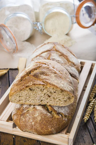 Домашний хлеб из органической муки — стоковое фото