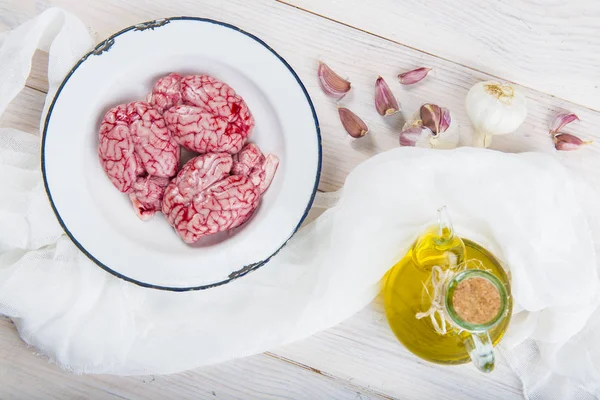 Kuzu beyni ve onları yemek pişirmek için malzemeler — Stok fotoğraf