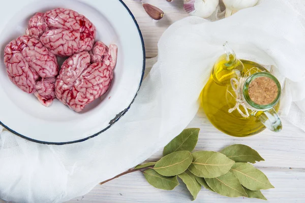 Cervelli di agnello e ingredienti per cuocerli — Foto Stock