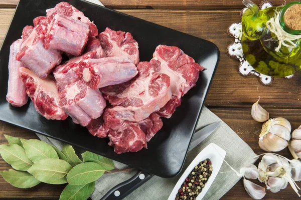 Oxtail e com azeite e ingredientes para cozinhá-lo — Fotografia de Stock