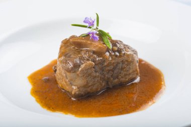 Biberiye çiçeklerle süslenmiş kuyruklu güveç