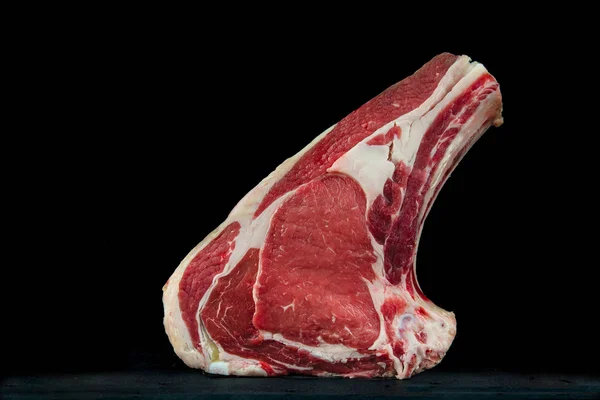 Fekete alapon nyers borjú-steak — Stock Fotó