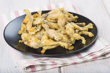 Fried kurbağa bacağı