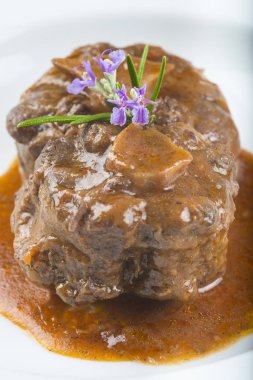 Biberiye çiçeklerle süslenmiş kuyruklu güveç