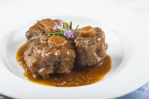 Guisado de rabo de boi decorado com flores de alecrim — Fotografia de Stock