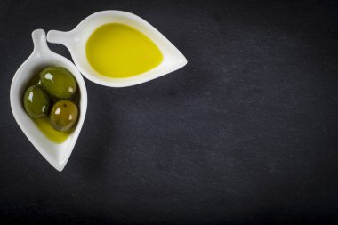 sızma zeytinyağı ve yeşil zeytin