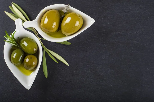 Extra virgin olive oil and green olives — Stock Photo, Image