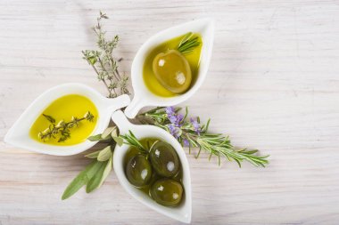 sızma zeytinyağı ve yeşil zeytin