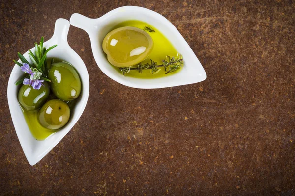 Extra panenský olivový olej a zelené olivy — Stock fotografie
