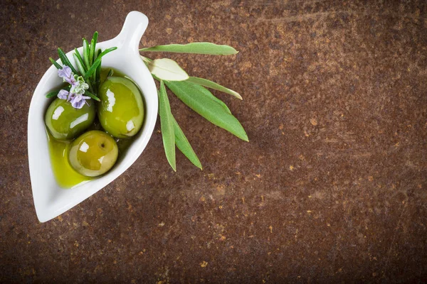 Extra vergine olijfolie en groene olijven — Stockfoto