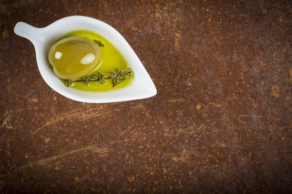 Extra virgin olive oil and green olives — Stock Photo, Image