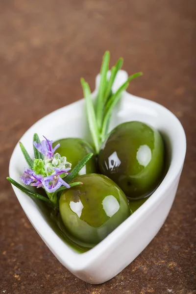 Extra virgin olive oil and green olives — Stock Photo, Image