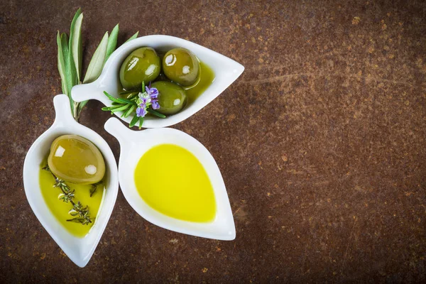 Natives Olivenöl extra und grüne Oliven — Stockfoto