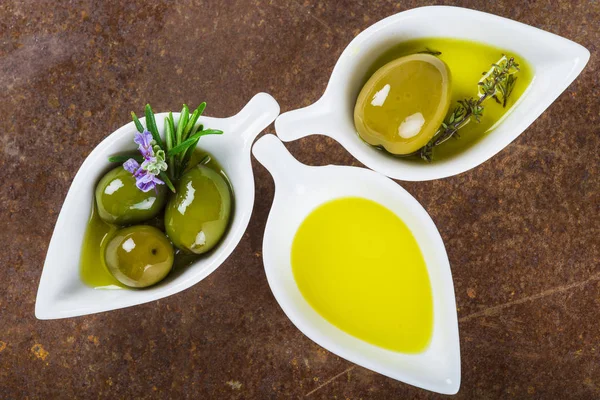 Extra virgin olive oil and green olives — Stock Photo, Image