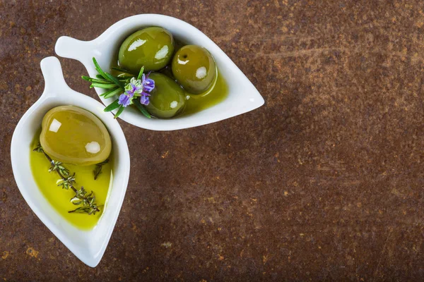 Extra vergine olijfolie en groene olijven — Stockfoto