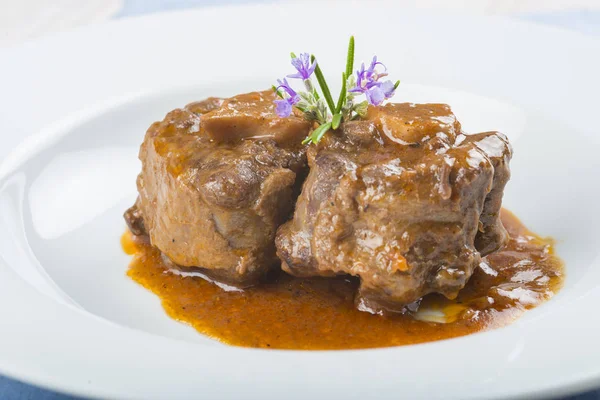 Guisado de rabo de boi decorado com flores de alecrim — Fotografia de Stock