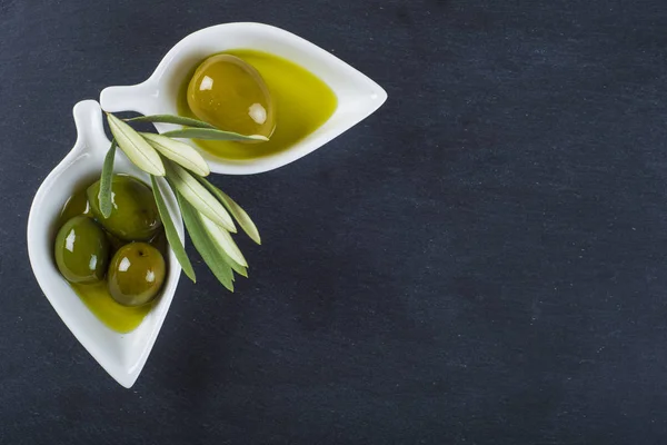 Aceite de oliva virgen extra y aceitunas verdes — Foto de Stock