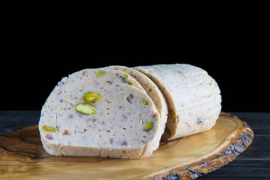 Soğuk et tavuk ve antep fıstığı