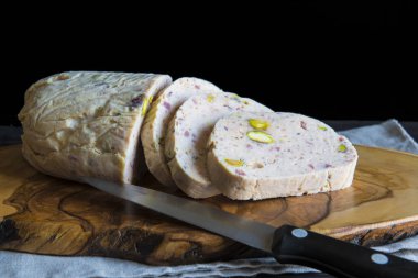 Soğuk et tavuk ve antep fıstığı