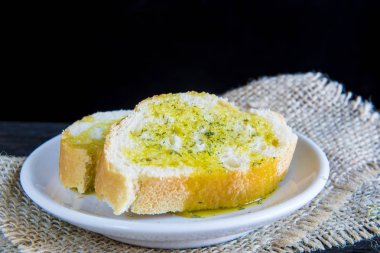 Zeytinyağı ve baharat ile ekmek slies