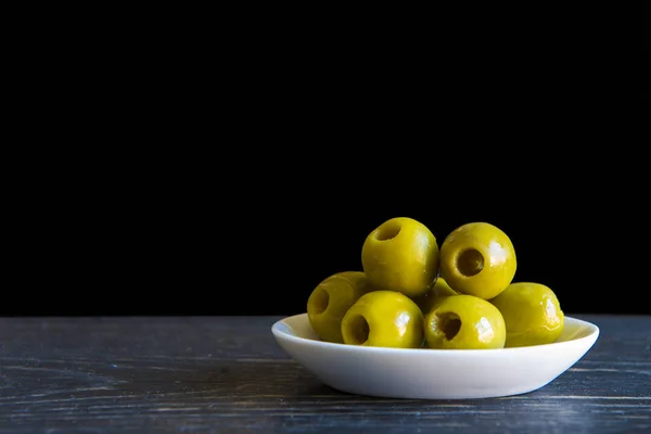 Grüne entkernte Oliven mit Olivenöl — Stockfoto