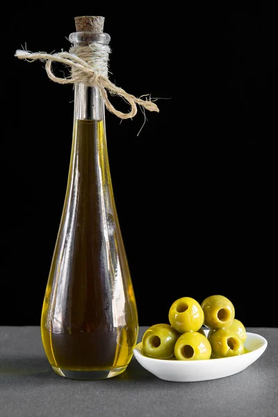 Olio extra vergine di oliva e olive verdi denocciolate — Foto Stock