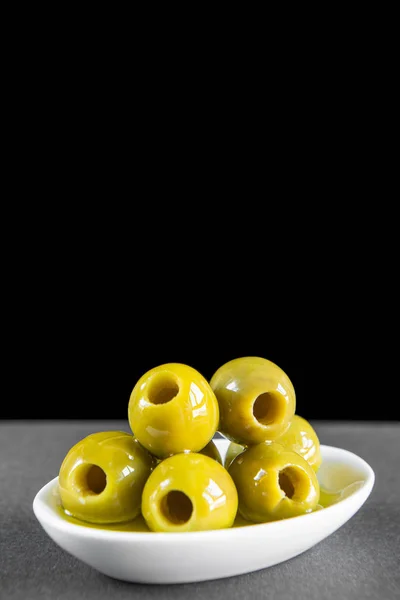 Gröna urkärnade oliver med olivolja — Stockfoto