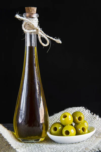 Extra virgin olivolja och urkärnade gröna oliver — Stockfoto