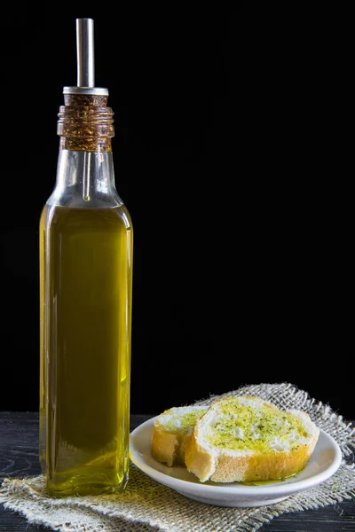Extra virgin olivolja och brödskivor — Stockfoto