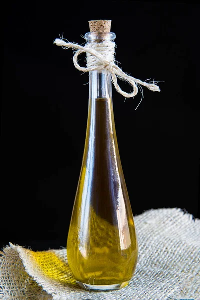 Olio extra vergine di oliva su fondo nero — Foto Stock