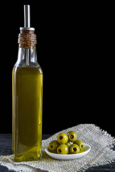 Extra virgin olivolja och urkärnade gröna oliver — Stockfoto