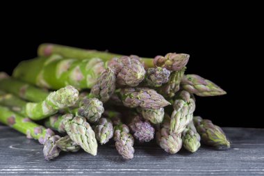 Siyah bir zemin üzerine yeşil kuşkonmaz