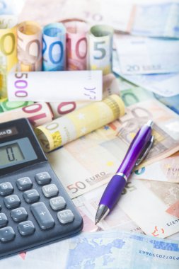 Hesap makinesi ve kalem para arka plan üzerinde