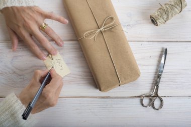 Hediyeleri Noel için hazırlanıyor