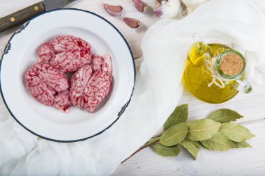 Kuzu beyni ve onları yemek pişirmek için malzemeler