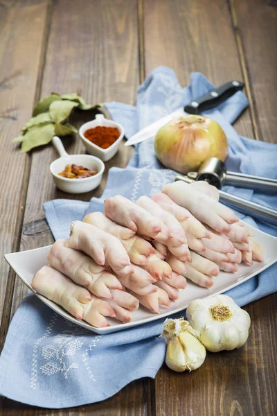 Pişirmek için ham crubeens veya domuz paçası — Stok fotoğraf