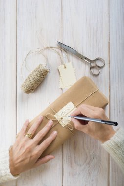 Hediyeleri Noel için hazırlanıyor