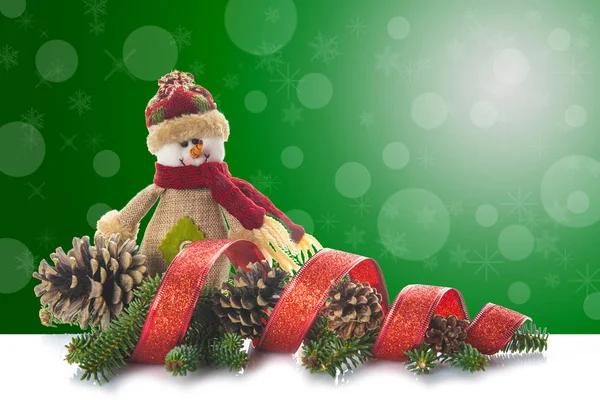 Boneco de neve da serapilheira e enfeites de Natal — Fotografia de Stock