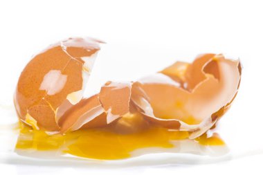 Tavuk yumurta, beyaz bir arka plan üzerinde izole kırık