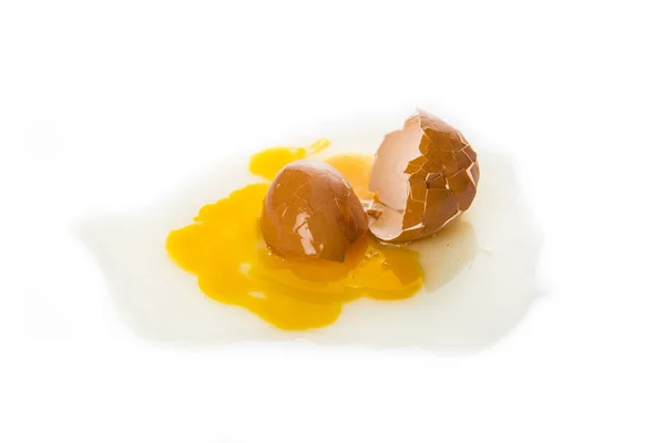 Разбитое куриное яйцо, изолированное на белом фоне — стоковое фото