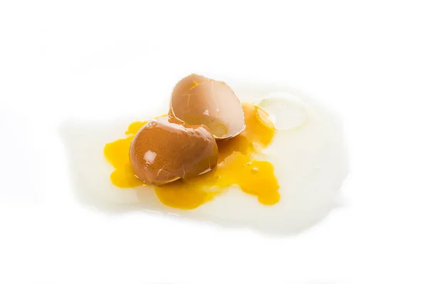 Broken hen's egg, isolated on a white background — Stock Photo, Image