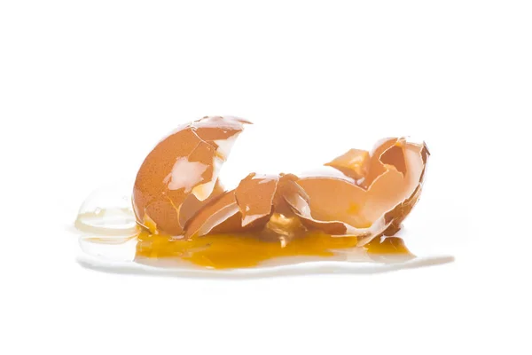 Broken hen's egg, isolated on a white background — Stock Photo, Image