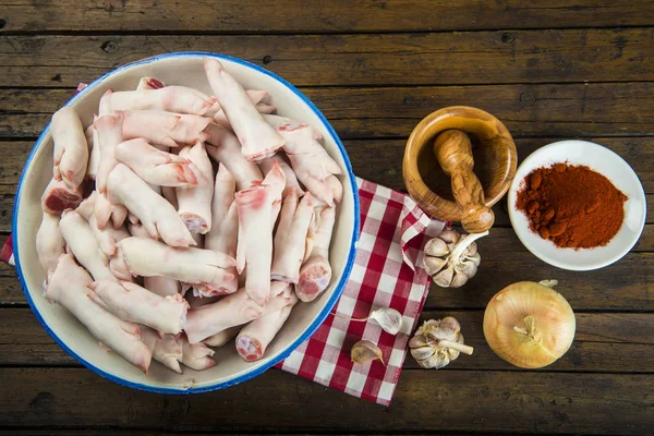 Pişirmek için ham crubeens veya domuz paçası — Stok fotoğraf